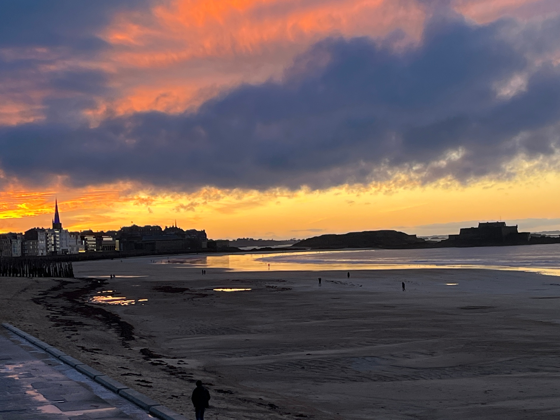 Coucher de soleil sur la plage de Saint-Malo
